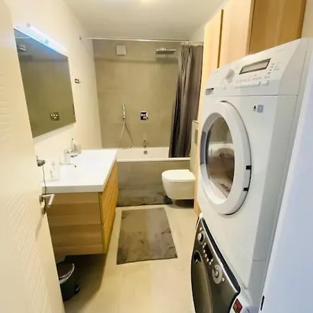 Large 1 Bedroom In Center With Parking - 64